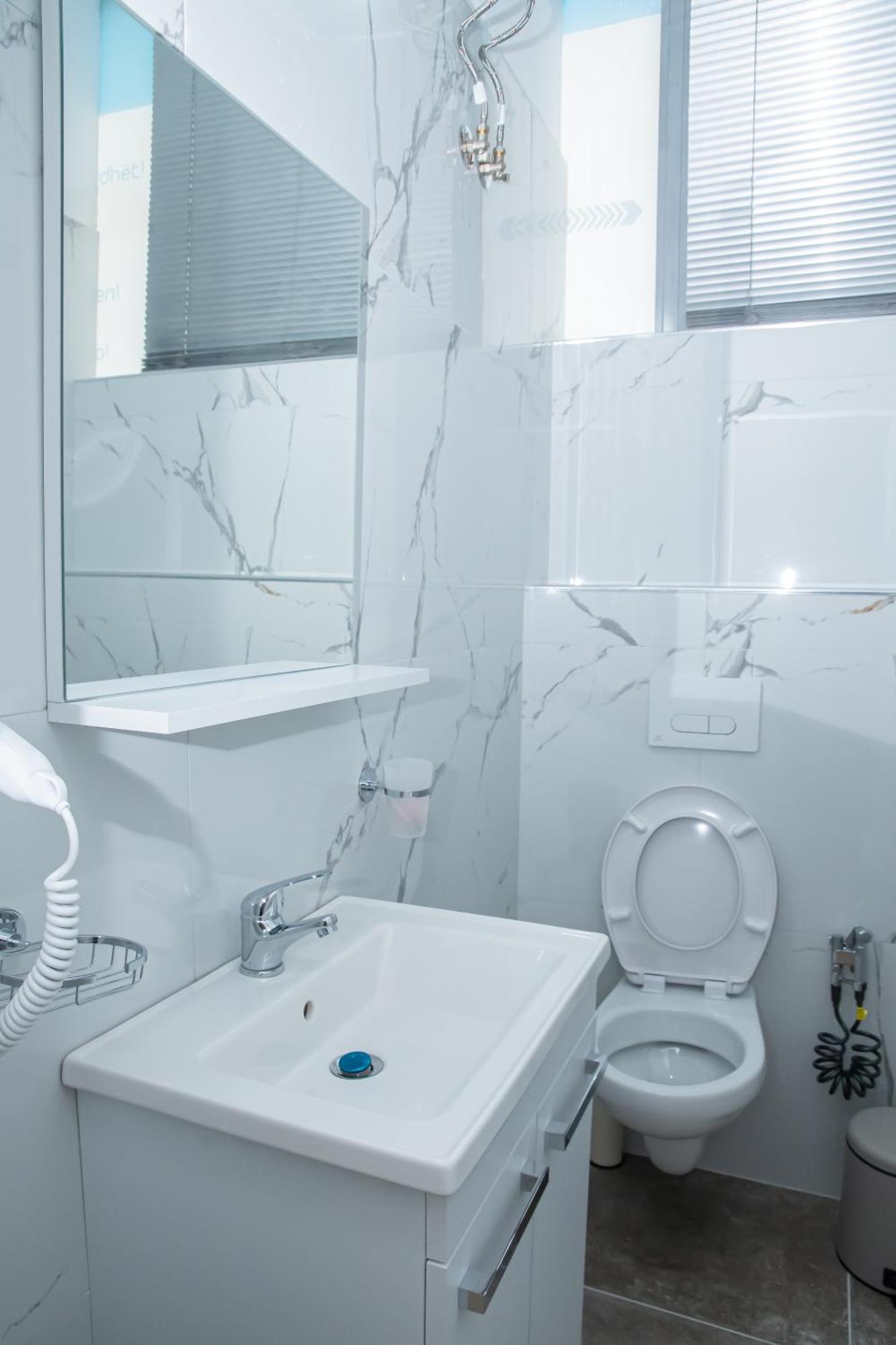 Alv Rent Rooms Влёра Экстерьер фото